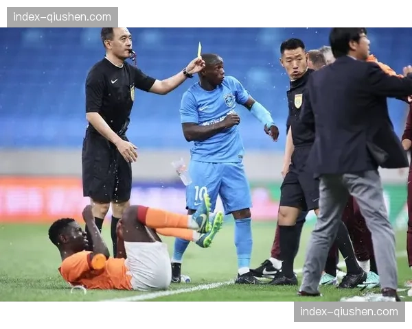 塞维利亚对阵瓦伦西亚比赛因球迷投掷杂物中断，裁判组将球员暂时带回更衣室