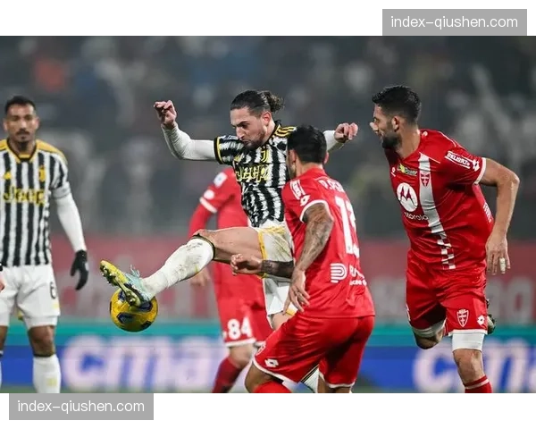 特写：蒙扎门将扑救后迅速手抛球发动进攻，直接策动本队进球